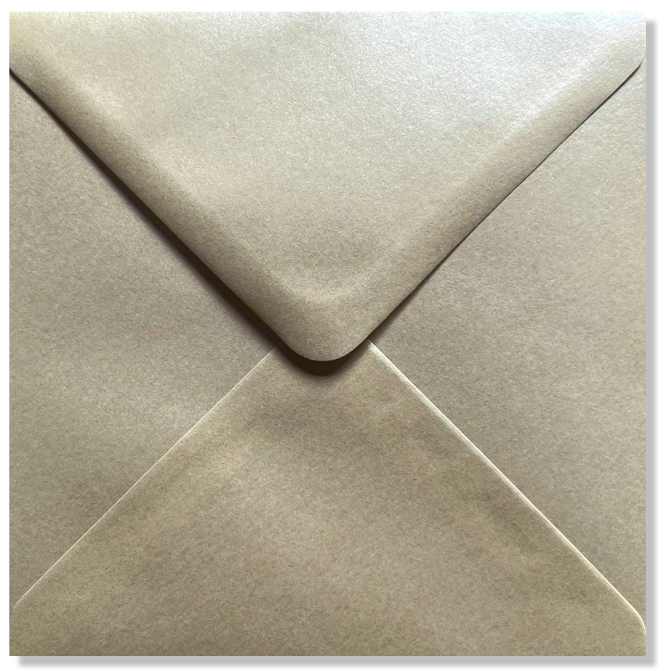 vierkante enveloppen metallic creme